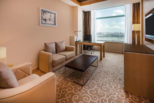 Holiday Inn Wuhan Riverside