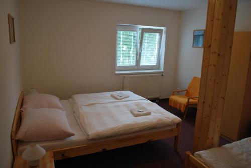1 queen bed, 1 twin bed