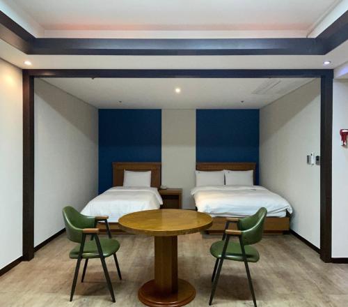 room detail thumbnail 1