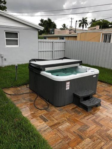 RENOVATED 2 Bd with Hot tub 6min to HARDROCK CASINO - image 3