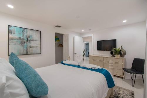 RENOVATED 2 Bd with Hot tub 6min to HARDROCK CASINO - image 5