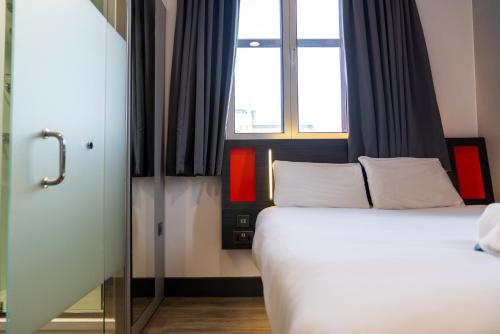 Standard Double Room with Window image 3