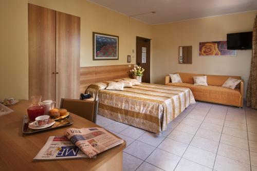 1 king bed, 1 sofa bed