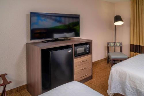 Clarion Pointe Beckley I-77 - image 6