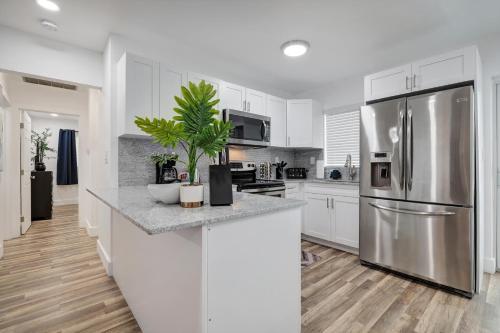 Spacious Newly Furnished 5BR 4 Bath Home with Hot Tub - image 2