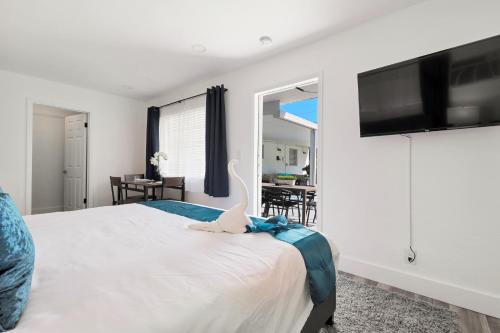 Spacious Newly Furnished 5BR 4 Bath Home with Hot Tub - image 8