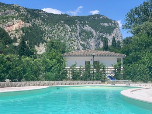 Swimming pool, LA FORESTALE Luxury Ecolodge Piano Terra- Appt in Acqualagna