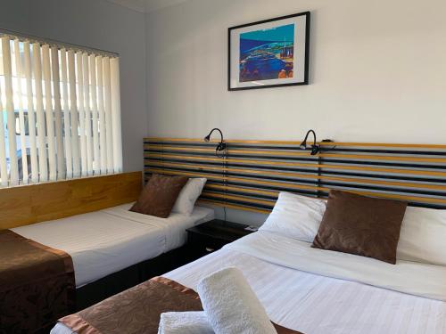 1 double bed, 1 twin bed