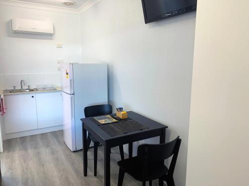 บริการและสิ่งอำนวยความสะดวก, บาธ โมเต็ล (Baths Motel) in โมรี