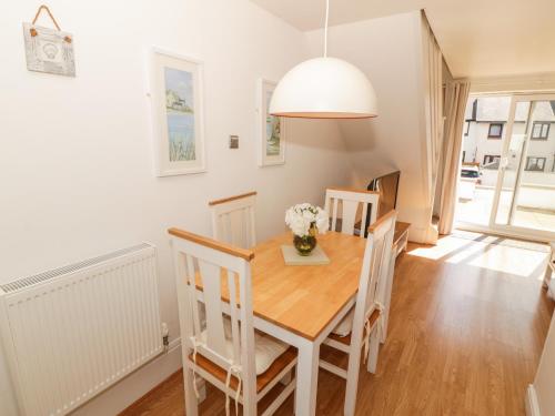 Ketch Cottage - image 8