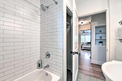 Quiet Modern Farmhouse, 4 Mi to Downtown