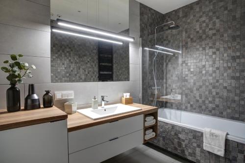 One-Bedroom Suite image 9