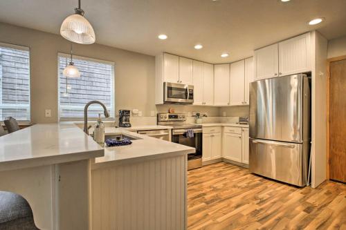 Pacific City Home with Hot Tub Pets Allowed! - image 3