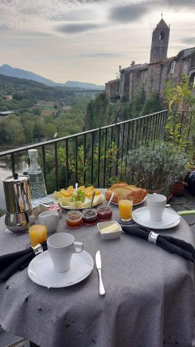 Kilátás, Ca la Clareta in Castellfollit de la Roca