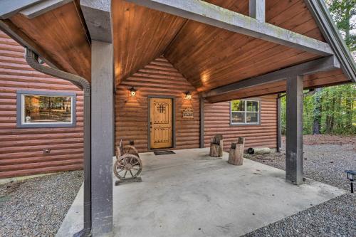 Creekside Broken Bow Cabin with Hot Tub and Fire Pit!