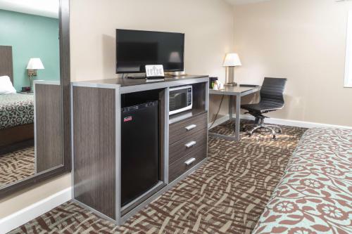 BridgePointe Inn & Suites by BPhotels, Council Bluffs, Omaha Area Stop at Days Inn Council Bluffs/9th Avenue to discover the wonders of Council Bluffs (IA). The property features a wide range of facilities to make your stay a pleasant experience. Service-minded staf