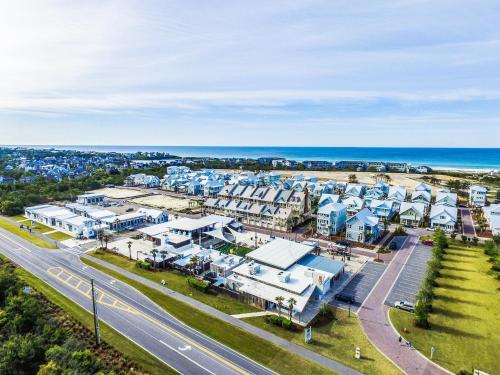 Luxe Corner-Unit Townhome with Bikes & Beach Shuttle townhouse - image 2
