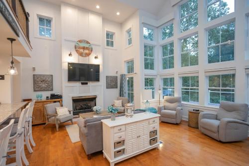 Modern Farmhouse Style Chalet with amazing Kentucky Lake views - Dock, Hottub and Firepit!