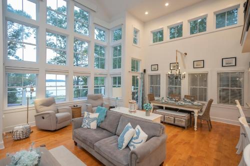 Modern Farmhouse Style Chalet with amazing Kentucky Lake views - Dock, Hottub and Firepit!