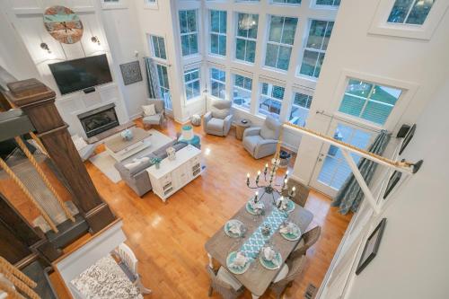 Modern Farmhouse Style Chalet with amazing Kentucky Lake views - Dock, Hottub and Firepit!