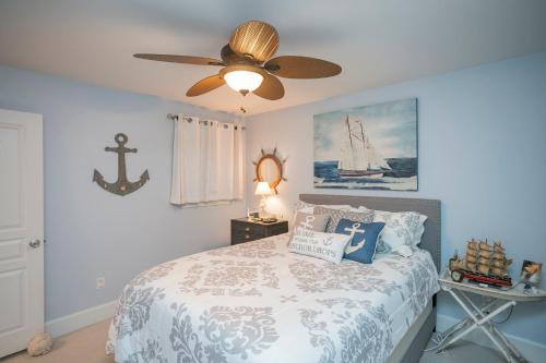 Modern Farmhouse Style Chalet with amazing Kentucky Lake views - Dock, Hottub and Firepit!