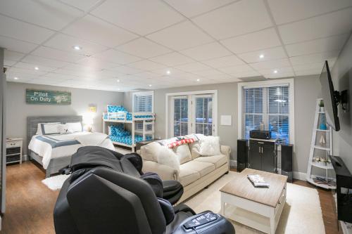 Modern Farmhouse Style Chalet with amazing Kentucky Lake views - Dock, Hottub and Firepit!