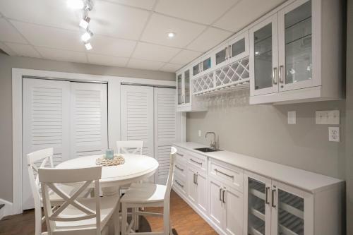 Modern Farmhouse Style Chalet with amazing Kentucky Lake views - Dock, Hottub and Firepit!