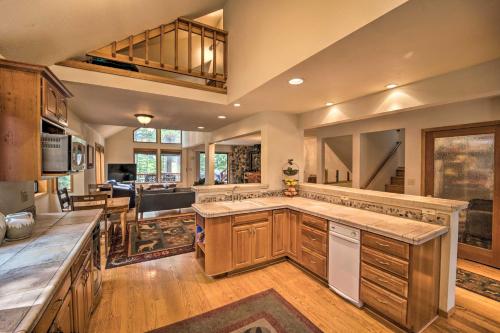 Truckee Golf Course Home with Hot Tub and Spacious Deck - image 5