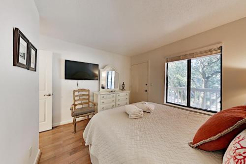Relaxing Retreat - Near Quiet Beach Pools & Hot Tub condo - image 7