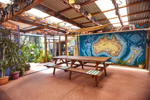 Ozzie Pozzie Backpackers 2