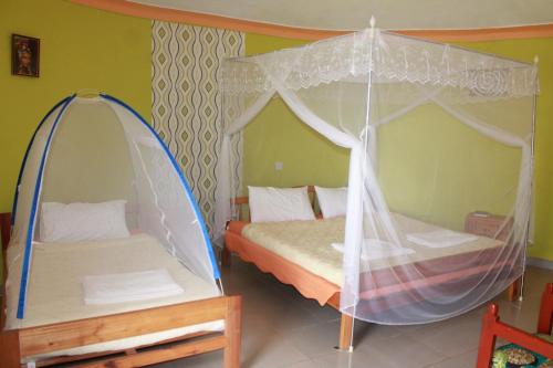 1 queen bed, 1 twin bed