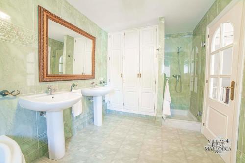 Beach Front Villa 8 Guests in Alcudia Jacuzzi