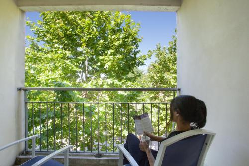 Odalys City Aix en Provence Le Clos de la Chartreuse Appart’hotel Odalys Aix Chartreuse is perfectly located for both business and leisure guests in Aix-en-Provence. Offering a variety of facilities and services, the property provides all you need for