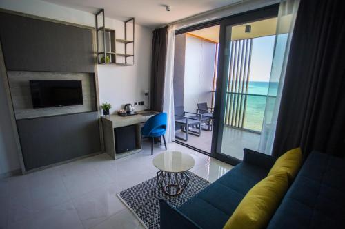 Deluxe Suite with Balcony, Sea View and Spa Bath