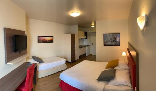1 double bed, 1 twin bed