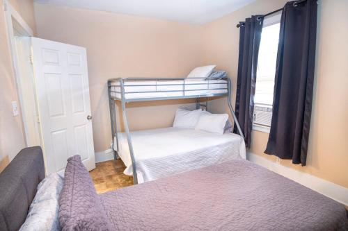 Virginia #A Cozy 2BA/1BA near Downtown Sleeps 8 in San Antonio, USA