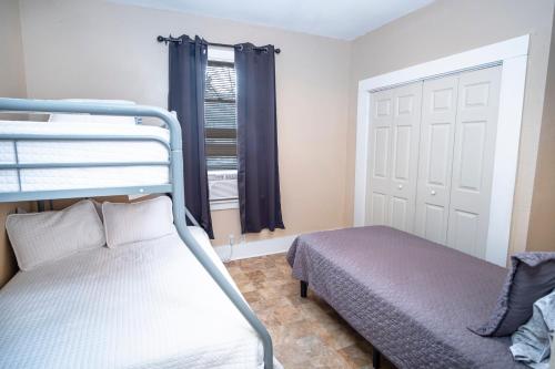 Virginia #A Cozy 2BA/1BA near Downtown Sleeps 8 in San Antonio, USA