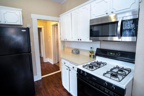 Virginia #A Cozy 2BA/1BA near Downtown Sleeps 8 in San Antonio, USA