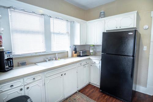 Virginia #A Cozy 2BA/1BA near Downtown Sleeps 8 in San Antonio, USA