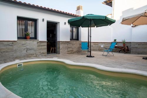 Peldbaseins, Apartamentos Rurales Helechosa, Las Tres Peñas (Apartamentos Rurales Helechosa, Las Tres Penas) in Helechosa de los Montes