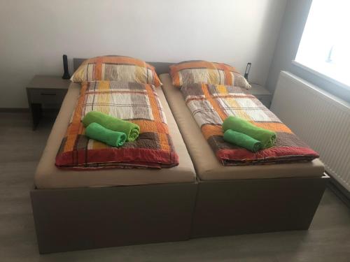2 twin beds