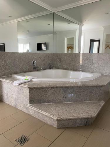 อ่างแช่น้ำร้อน, Ocean Surf Inn & Suites in ฮันติงตันบีช (CA)