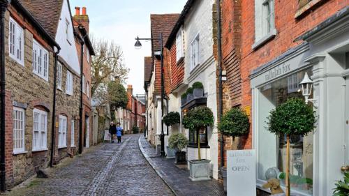 Stunning Georgian Flat in The Heart of Midhurst Old Town