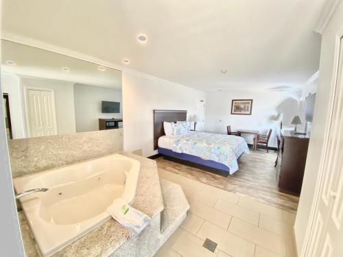 Hot tub, Ocean Surf Inn & Suites in Huntington Beach (CA)