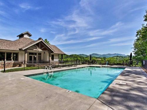 Modern Cades Cove Condo w Community Pool in Townsend, USA