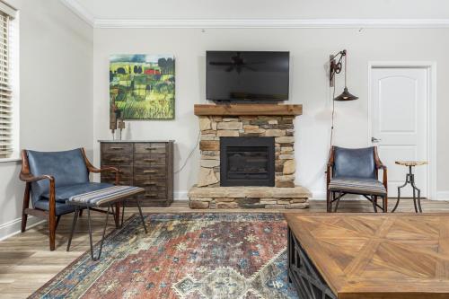 Modern Cades Cove Condo w Community Pool in Townsend, USA