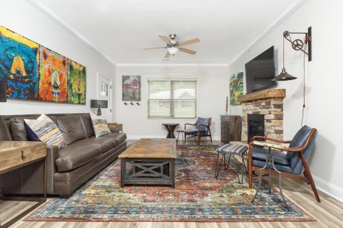 Modern Cades Cove Condo w Community Pool in Townsend, USA