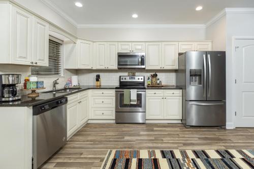 Modern Cades Cove Condo- Mountain Views Community Pool and Fire Pit Private Patio - image 11