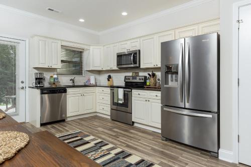 Modern Cades Cove Condo- Mountain Views Community Pool and Fire Pit Private Patio - image 6