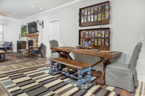 Modern Cades Cove Condo- Mountain Views Community Pool and Fire Pit Private Patio - image 6